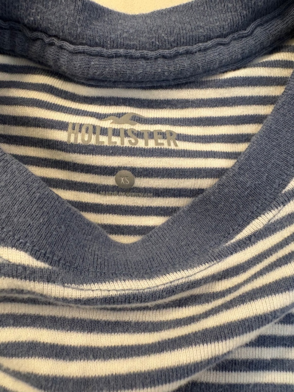 Hollister Baby Tee - Picture 2 of 2